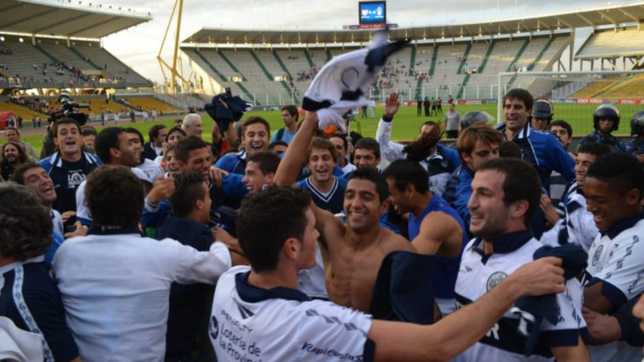 el plantel del ascenso 2013 de gimnasia se reunio para cerrar el ano con un asado