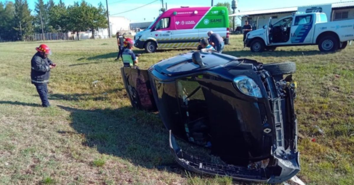 Tremendo vuelco en la Ruta 2 terminó con una mujer atrapada en el auto ...
