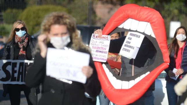 con caravana de autos y carteles, odontologos protestaron en la plata por la precarizacion
