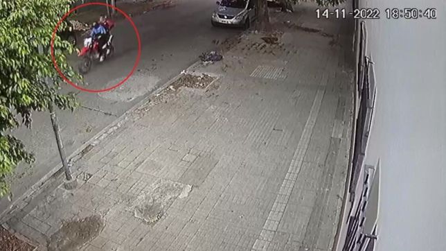 golpean, tiran al suelo y amenazan con un arma a una joven para robarle todo en la plata