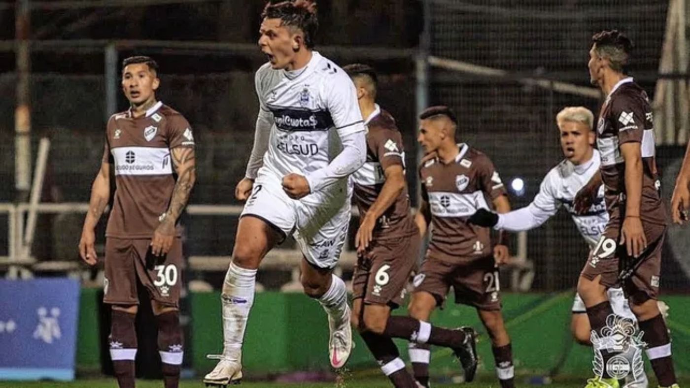 Guillermo Fratta festejando uno de sus dos goles en Gimnasia. Guillermo Fratta festejando uno de sus dos goles en Gimnasia.