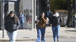 en medio de una densa niebla, el frio se mantiene con un martes de muy bajas temperaturas en medio de una densa niebla, el frio se mantiene con un martes de muy bajas temperaturas