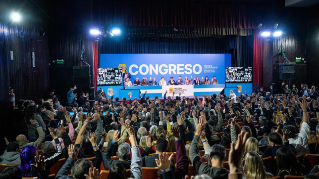 el pj aprobo una mesa con delegados de maximo kirchner y kicillof para armar un frente y las listas