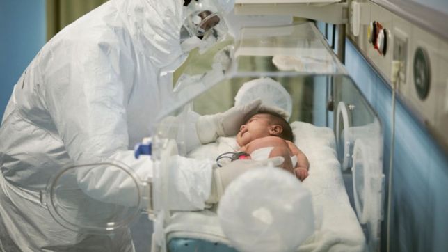 alarma por un bebe que nacio con coronavirus y esta internado en grave estado