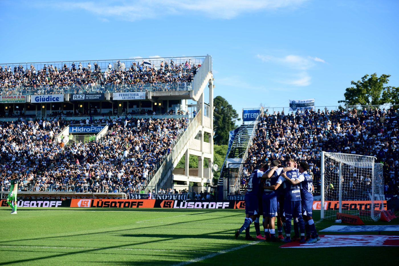 Gimnasia San Martín de San Juan gol festejo.jpg