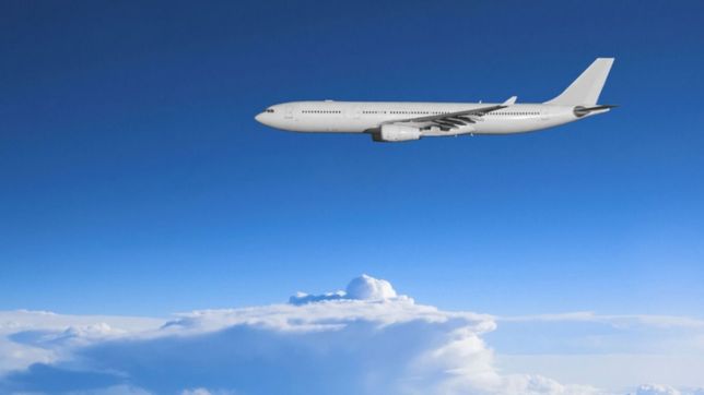 un medico platense le hizo rcp a una mujer durante una hora y media a bordo de un avion