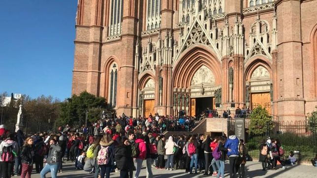 amenazaron de bomba al normal 1 y todos los alumnos se fueron a la catedral