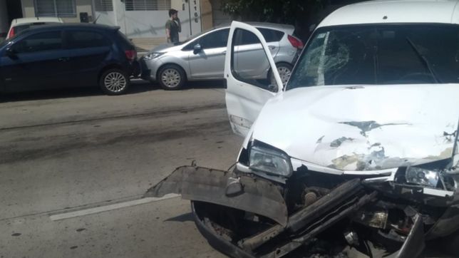 un violento choque en plena circunvalacion termino con dos nenes y sus papas heridos