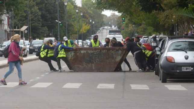 ciudad sitiada dia 8: los cooperativistas planean hacer unos 60 cortes en la plata