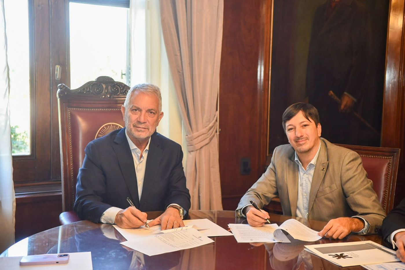 El intendente de La Plata Julio Alak y el decano de la Universidad Tecnol&oacute;gica Nacional (UTN) Luis Ricci en la firma del convenio