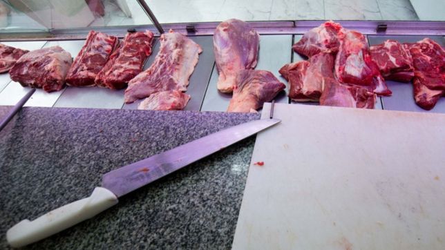 una cuchilla, chorizos y $5.000, el botin de tres ladrones que robaron en una carniceria