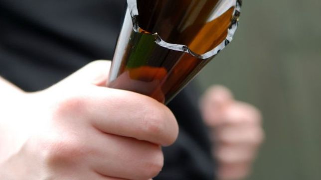 amenazo a su ex con una botella rota, quiso robarle el arma a un policia y termino preso