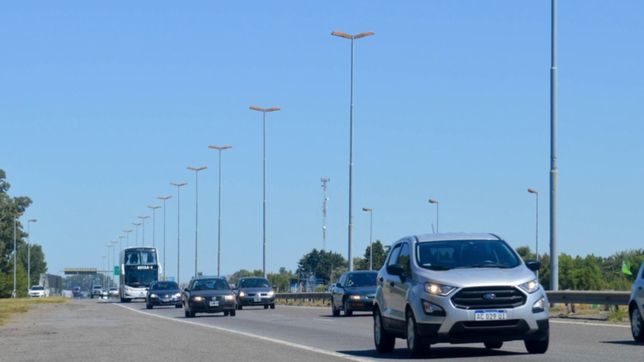con un transito intenso, 2.600 autos por hora viajan a la costa por el cambio de quincena