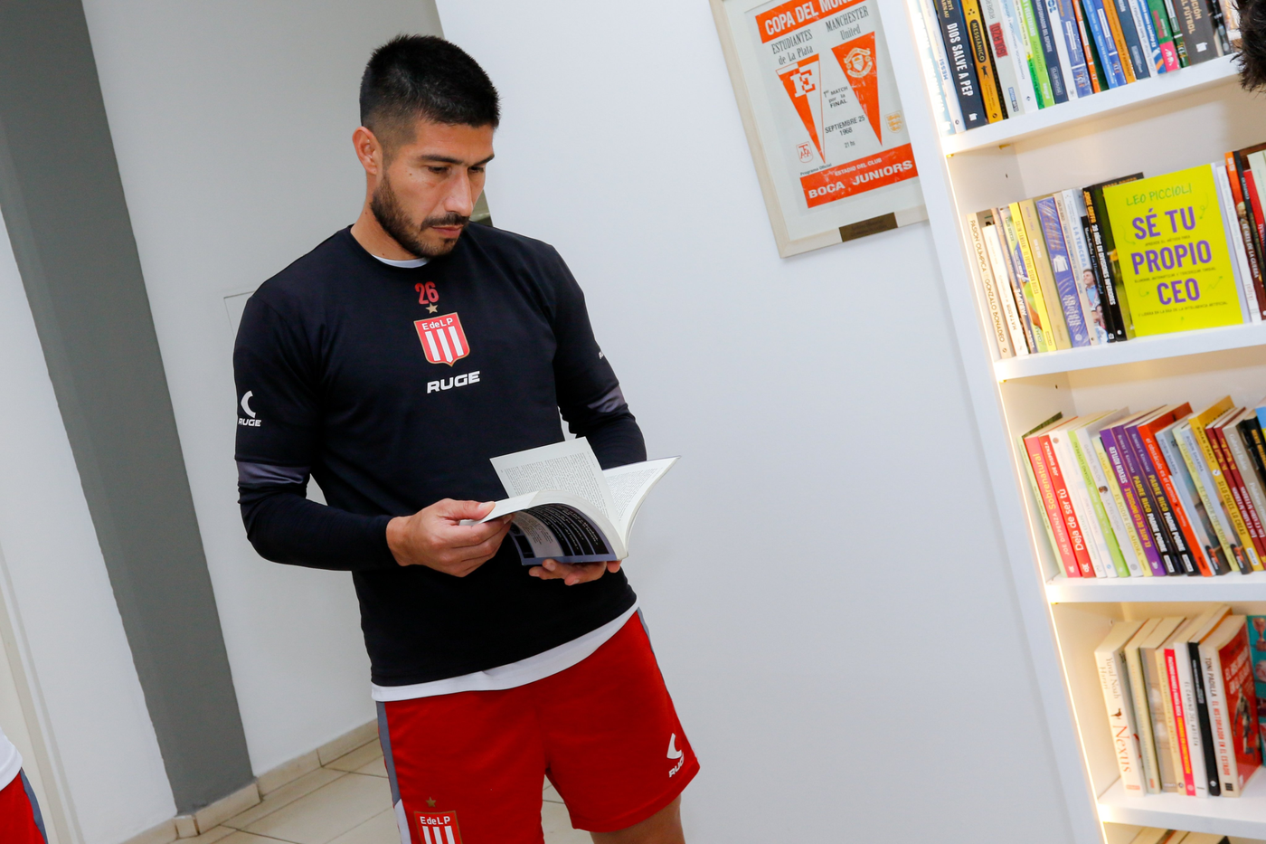 Luciano Lollo leyendo.png