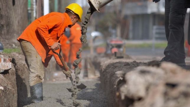 asfaltan calles en los alrededores de la terminal y la estacion de trenes de la plata