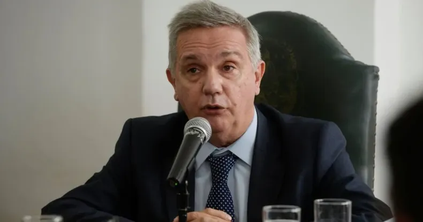 El decano Miguel Berri cuentan con apoyo académico y de un sector del radicalismo