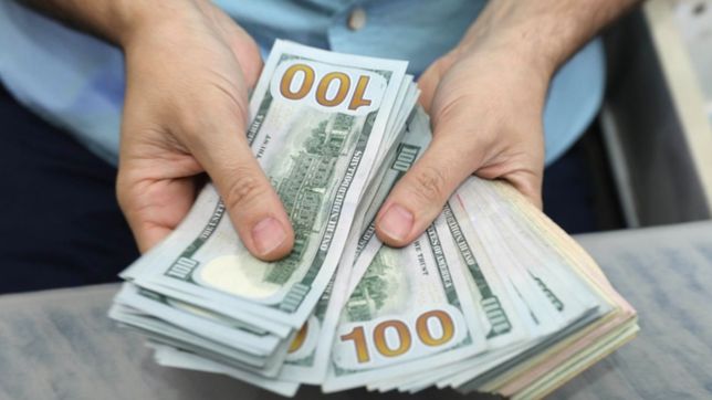 el dolar blue tuvo una leve baja de $5 y cotiza a $720 en el mercado paralelo