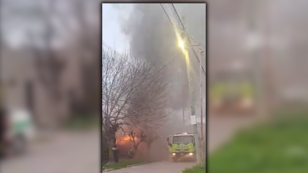 Un incendio en Tolosa destruyó una casa y el fuego casi alcanza las viviendas cercanas
