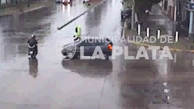 video: cruzo un semaforo en rojo, choco a una moto y casi provoca una tragedia