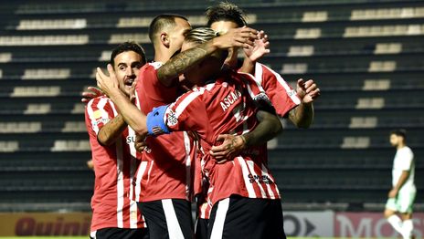 Estudiantes Ituzaingó festejo gol (3)