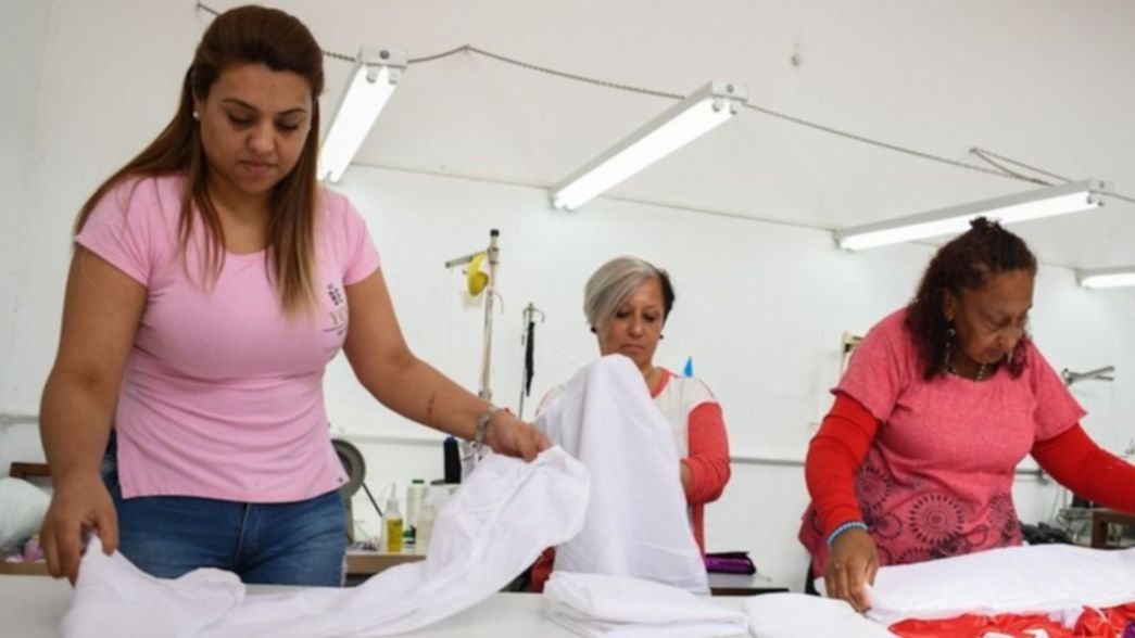 Internas de una cárcel de La Plata confeccionaron sábanas para un hospital de niños de Avellaneda
