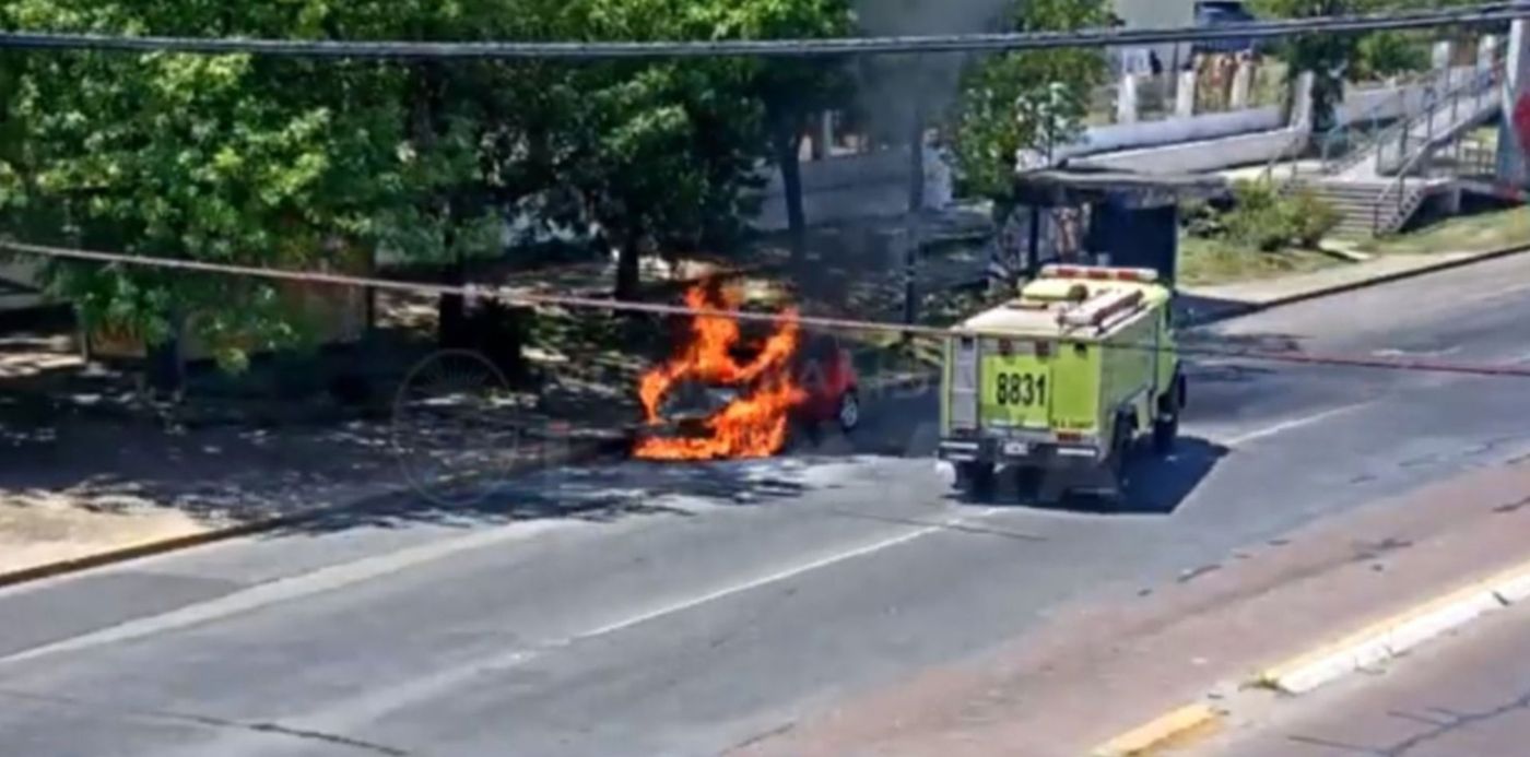 Incendio de un auto en Camino Centenario