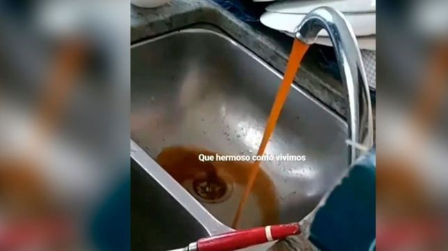 video: tras el apagon, vecinos de la plata denuncian que el agua sale marron