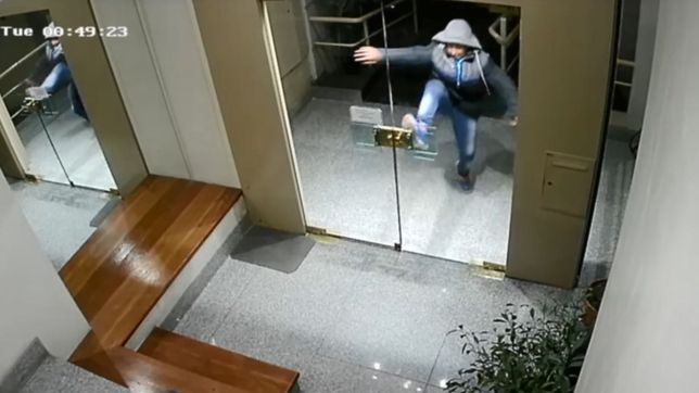 video: destrozo el blindex de un edificio para entrar a robar, pero se asusto y huyo
