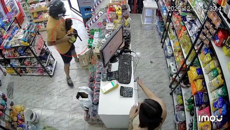 Motochorros robaron un supermercado de La Plata a plena luz del día y escaparon Motochorros robaron un supermercado de La Plata a plena luz del día y escaparon