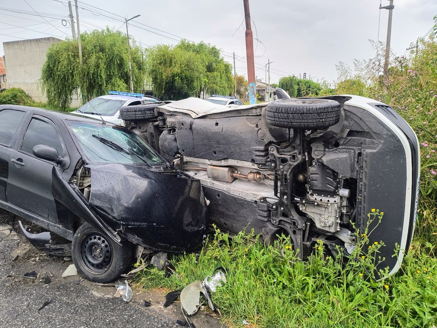 Un espectacular choque y vuelco en La Plata terminó con dos personas heridas