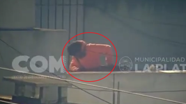 intento entrar a robar una casa en la plata y termino atrapado sobre los techos