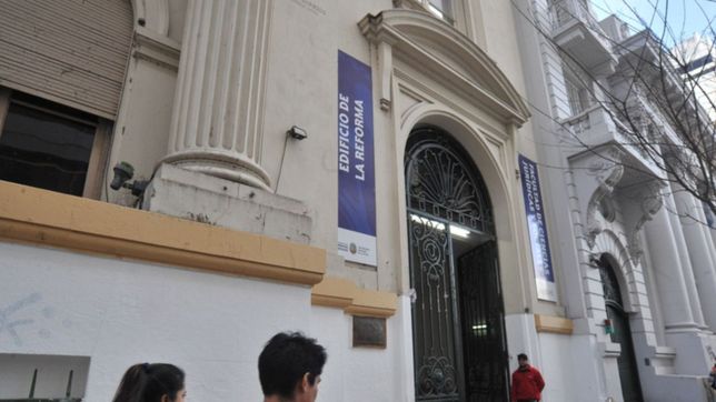 la entrega de unos cuadernillos calento la politica en la facultad de derecho de la unlp
