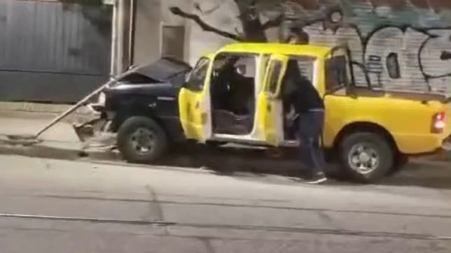 viajaba en una camioneta de vialidad, perdio el control y se estrello contra un poste en la plata