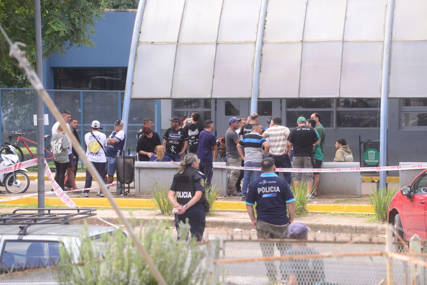 Enfrentamientos de la barra de gimnasia y la UOCRA en el Hospita del Gonnet (3).jpeg