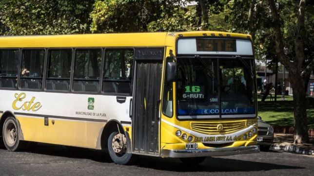 no quiso pagar, amenazo con romper todo y el chofer lo termino entregando a la policia