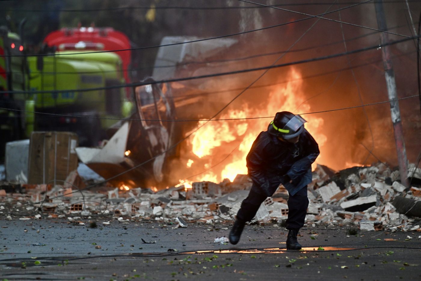 Los bomberos lograron controlar el incendio tras más de 5 horas de trabajo. Los bomberos lograron controlar el incendio tras más de 5 horas de trabajo.