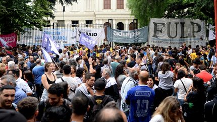 Los docentes de la UNLP completan la seguidilla de días de paro con una protesta en el Rectorado