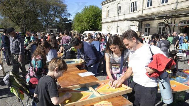 organizan en la plata un festival de juegos callejeros para que los chicos dejen el celular