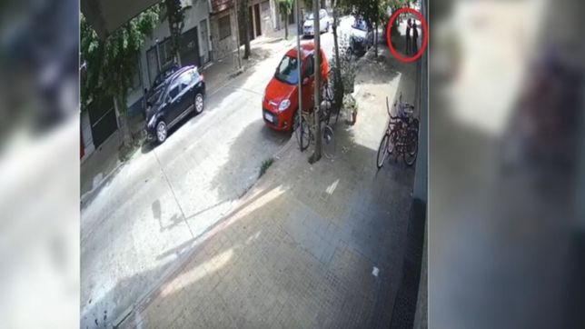 video: un motochorro armado robo a una jubilada a plena luz del dia en la loma