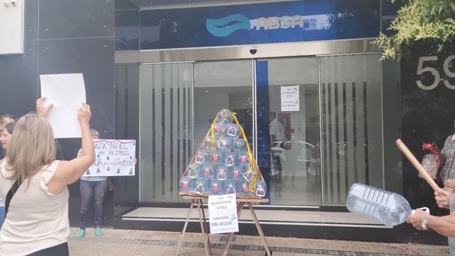 vecinos de seis barrios de la plata protestaron frente a absa