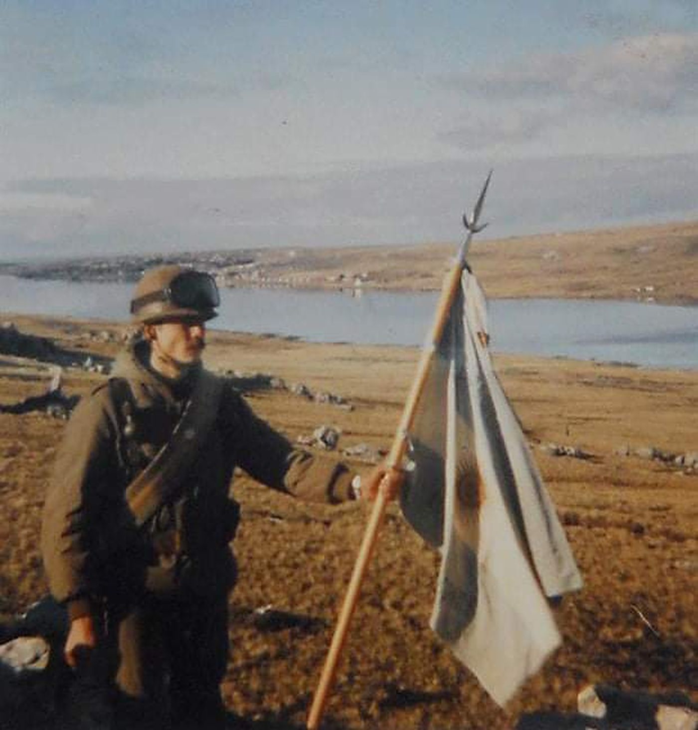 La bandera argentina sobre el Monte Longdon.