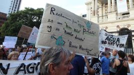 cientos de platenses salen a las calles y movilizaran en distintos puntos de la ciudad por falta de agua cientos de platenses salen a las calles y movilizaran en distintos puntos de la ciudad por falta de agua