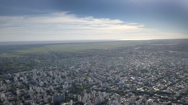 una nube de polvo se acerca a la plata y podria cubrir el cielo de la ciudad