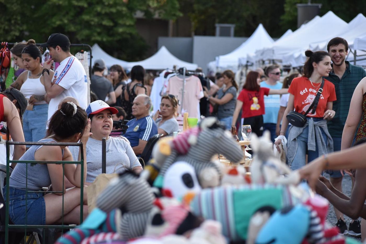 La feria de la cancha de Estudiantes convoca a cientos de vecinos de La Plata y la región cada vez que se lleva a cabo