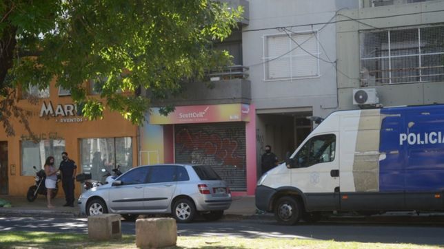 una mujer cayo desde el balcon de un edificio de la plata, murio e investigan que paso