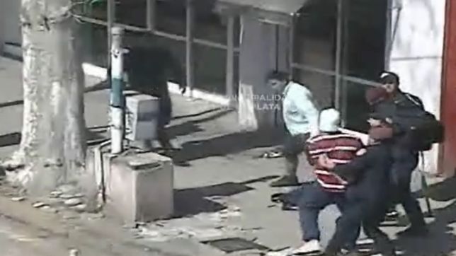 video: asi fue la pelea entre dos trapitos en una esquina platense