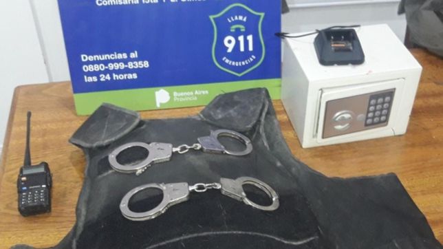 allanaron a un expolicia de la plata investigado por robos y le encontraron chalecos y esposas