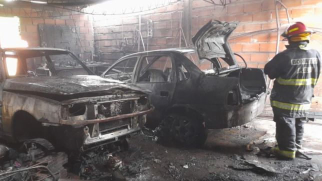 se incendio un galpon en la plata y los autos que estaban adentro terminaron destruidos
