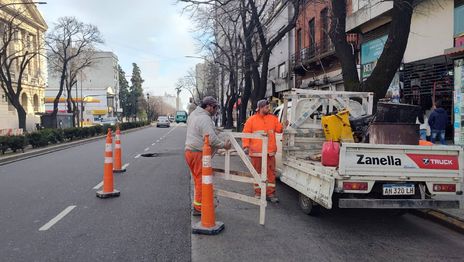 Se hundió el asfalto en plena avenida 7 de La Plata y cortan el tránsito para detectar las causas y repararlo