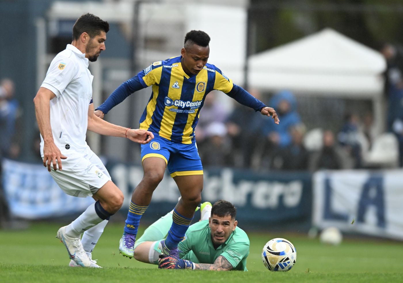 Gimnasia no levanta la cabeza y cae ante Rosario Central. Gimnasia no levanta la cabeza y cae ante Rosario Central.